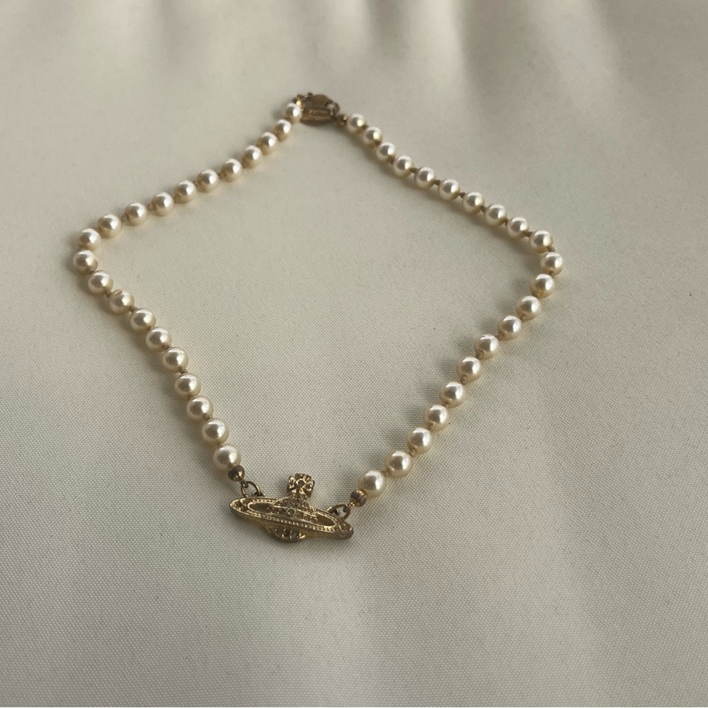 Vivienne Westwood mini bas relief pearl choker
